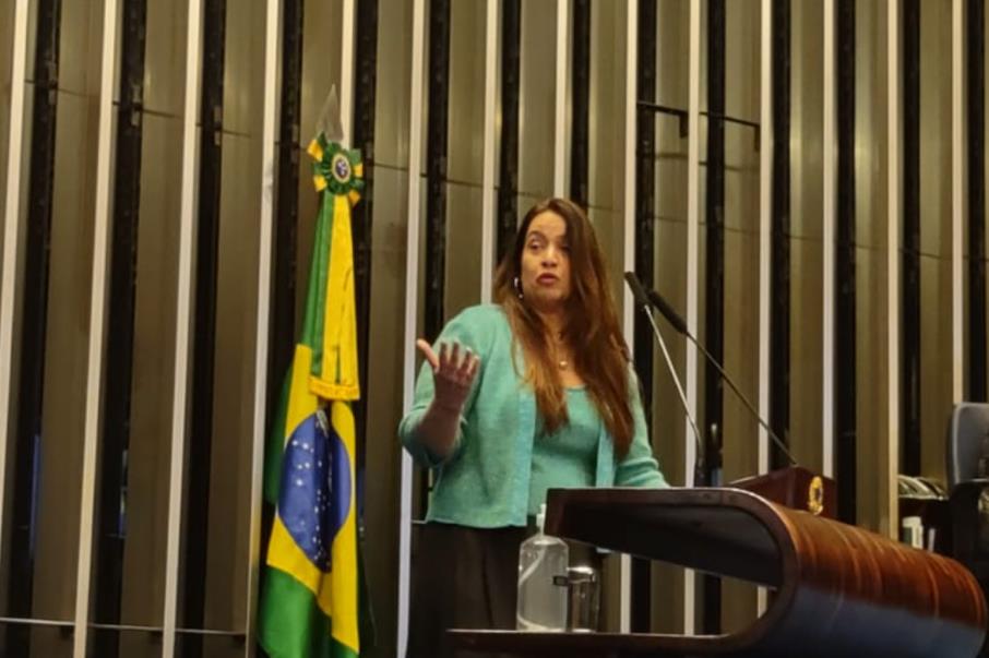 Dra. Solange falando em evento de educação sobre diabetes